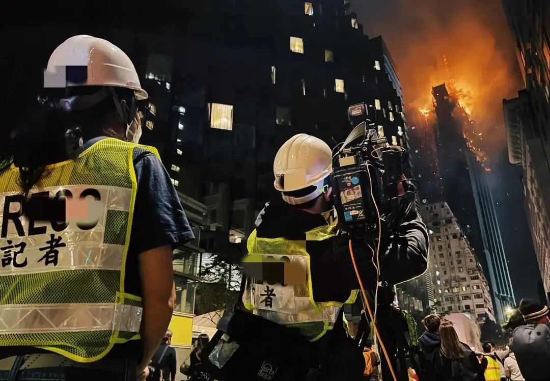 香港40层超高大楼突发大火,大楼上下烧成一片已升格为四级火警(图2) 4c19cbe33bdca02b93cfb1259f940201.jpg