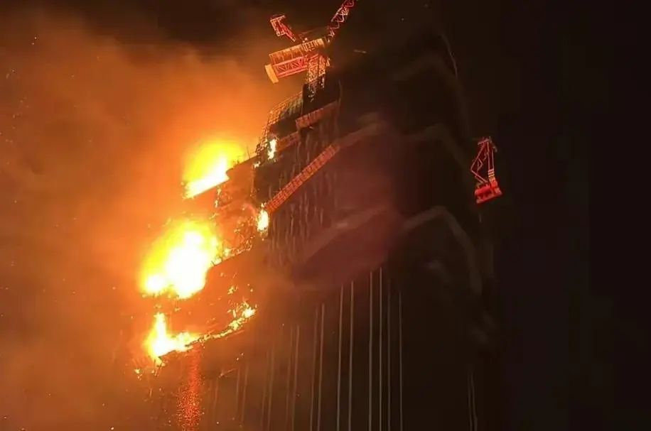 香港40层超高大楼突发大火,大楼上下烧成一片已升格为四级火警(图3) 74e4f9b2abba124910352a4976c294fc.jpg