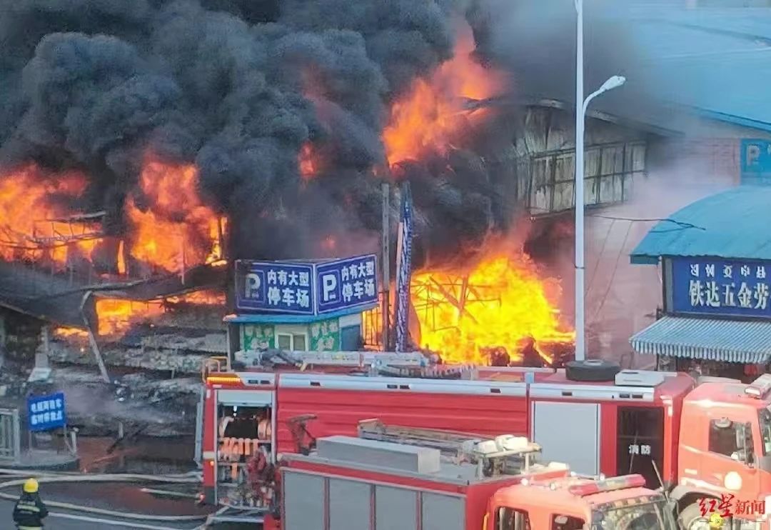 西昌一菜市场五金店突发大火(图2) 03c6d10d0934c523c42e9970f1d235fd.jpg