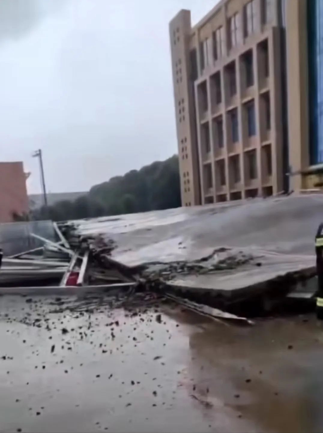 浙江余姚一钢棚倒塌,已救出9人仍有3人被困(图2) 640.jpg
