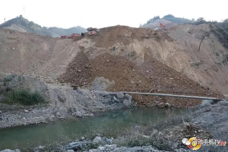 3死1伤！广西河池市发生一起山体滑坡事故，正在施工的车辆和人员被埋压(图1)