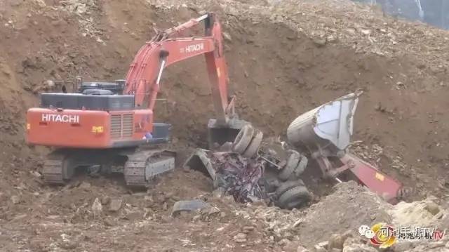 3死1伤！广西河池市发生一起山体滑坡事故，正在施工的车辆和人员被埋压(图2)