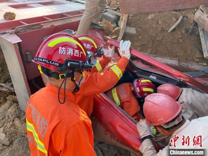 3死1伤！广西河池市发生一起山体滑坡事故，正在施工的车辆和人员被埋压(图3)
