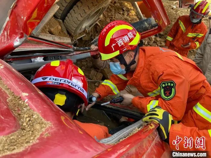 3死1伤！广西河池市发生一起山体滑坡事故，正在施工的车辆和人员被埋压(图4)