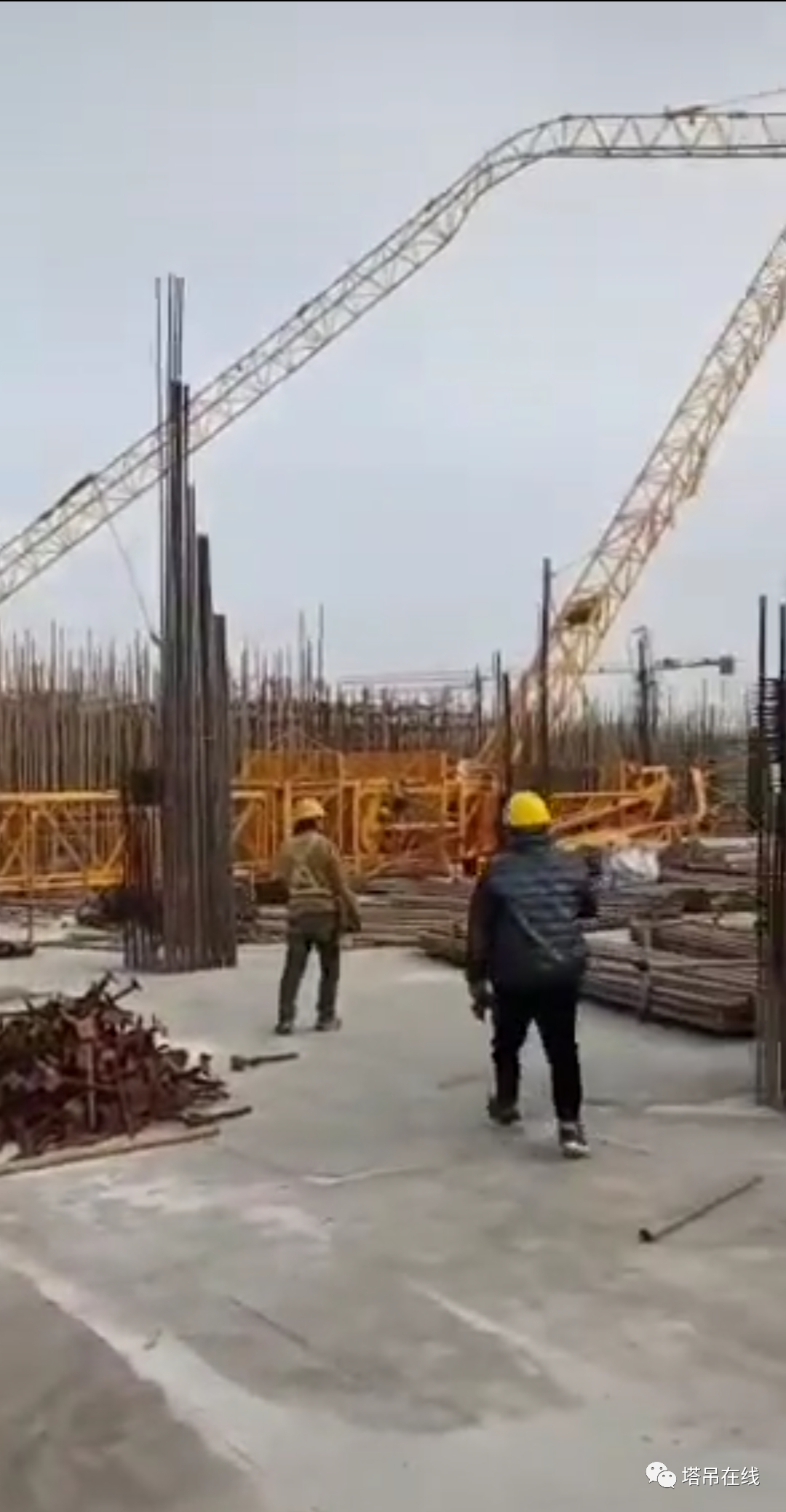 突发！江苏一工地发生两台塔吊倒塌事故(图2)